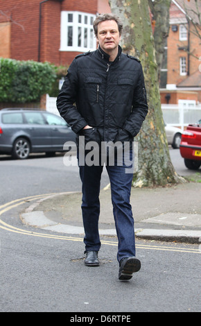 Colin Firth torna a casa dopo aver partecipato al Festival Internazionale del Cinema di Berlino (Berlinale) Londra, Inghilterra - 18.02.11 Foto Stock