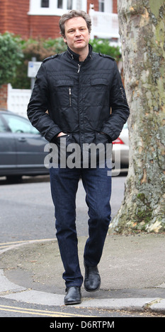 Colin Firth torna a casa dopo aver partecipato al Festival Internazionale del Cinema di Berlino (Berlinale) Londra, Inghilterra - 18.02.11 Foto Stock