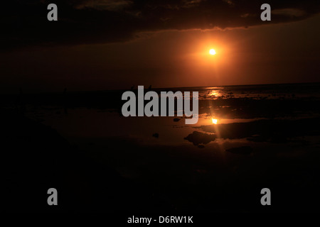 Un tramonto spettacolare è visto da Gili Trawangan guardando verso Bali, Indonesia Foto Stock