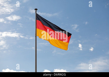 Eckernfoerde, Germania, bandiera della Germania contro un cielo blu Foto Stock