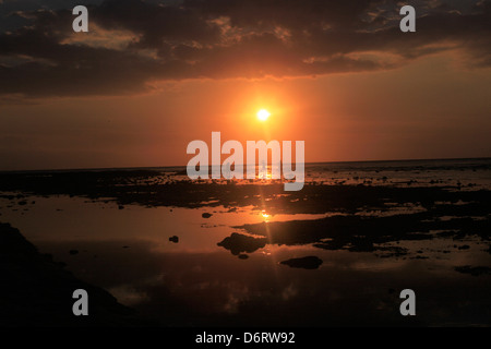 Un tramonto spettacolare è visto da Gili Trawangan guardando verso Bali, Indonesia Foto Stock