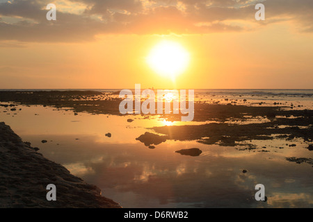 Un tramonto spettacolare è visto da Gili Trawangan guardando verso Bali, Indonesia Foto Stock