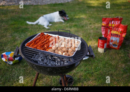 Emden, Germania, su una griglia a carbone in un foglio piatto sono carne e torce Hackbaellchen Foto Stock