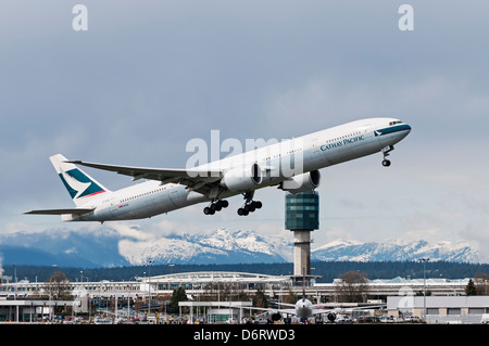 Un Cathay Pacific Boeing 777 jetliner decolla dall'Aeroporto Internazionale di Vancouver. Foto Stock