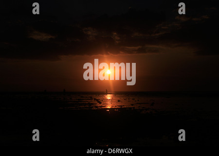 Un tramonto spettacolare è visto da Gili Trawangan guardando verso Bali, Indonesia Foto Stock