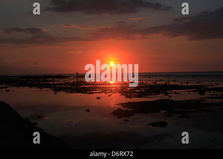 Un tramonto spettacolare è visto da Gili Trawangan guardando verso Bali, Indonesia Foto Stock