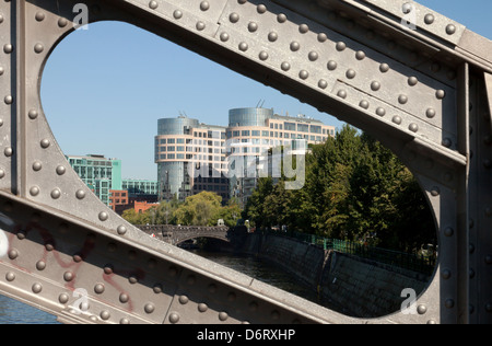 Berlino, Germania, la struttura in acciaio di Gericke web e il ministero degli Interni sul fiume Spree Foto Stock