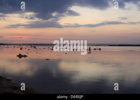 Un tramonto spettacolare è visto da Gili Trawangan guardando verso Bali, Indonesia Foto Stock