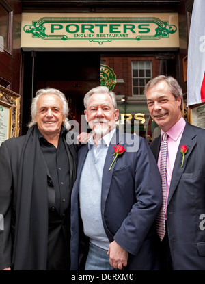 Il UKIP CANDIDATO PER WESTMINSTER HYDE PARK RICHARD BRADFORD affiancato da LEADER UKIP Nigel Farage (R) E PETER STRINGFELLLOW Foto Stock