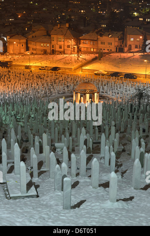 Le tombe delle vittime della guerra civile in dei martiri Memorial Cemetery Kovaci con Alija Izetbegovic tomba, Sarajevo, Bosnia ed Erzegovina Foto Stock