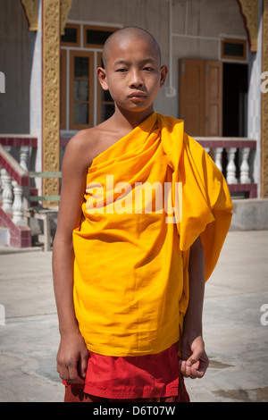 Monaco novizio, Shwe Yan Pyay monastero, noto anche come Shwe Yaunghwe Monastero, Nyaung Shwe, Stato Shan, Myanmar (Birmania) Foto Stock