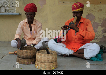 Due incantatori di serpenti all'interno del palazzo rosa a Jaipur India. Foto Stock