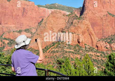 Un visitatore di Kolob Canyons, parte del Parco Nazionale di Zion, fotografie di paesaggi spettacolari da Kolob Canyon viewpoint Foto Stock