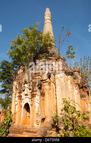 Uno dei numerosi stupas a Shwe Indein Pagoda, Indein, Stato Shan, Myanmar (Birmania) Foto Stock