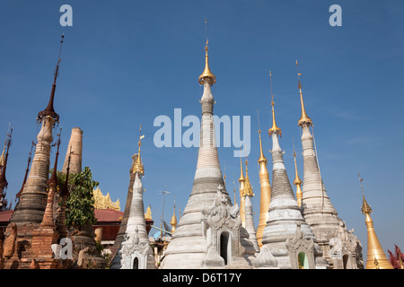 Alcuni dei numerosi stupas a Shwe Indein Pagoda, Indein, Stato Shan, Myanmar (Birmania) Foto Stock