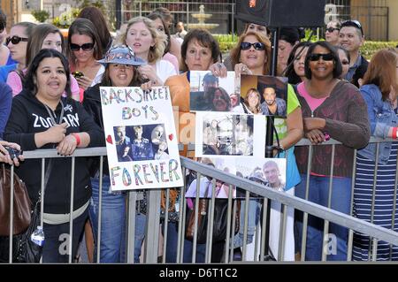 Los Angeles, Stati Uniti d'America. Il 22 aprile, 2013. Atmosfera durante la cerimonia di induzione per la stella sulla Hollywood Walk of Fame per i Backstreet Boys, Hollywood Boulevard, Los Angeles, CA 22 aprile 2013. Foto Da: Michael Germana/Everett raccolta/Alamy Live News Foto Stock