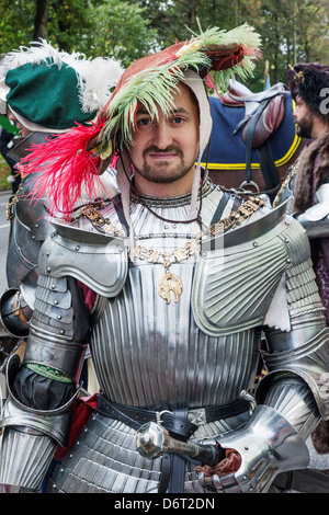 Uomo vestito da una armatura medievale in Oktoberfest Parade, Monaco di Baviera, Germania Foto Stock