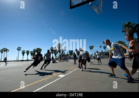 Los Angeles, Stati Uniti, 10 Aprile 2013: gli uomini giocano a basket a Venice Beach e Santa Monica. Un immagine editoriale da Steve Keall Foto Stock