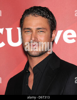 Pasadena, California, Stati Uniti d'America. Il 22 aprile, 2013. Taylor Kinney arriva per la NBC Universal Estate Premere Giorno 2013 presso la struttura The Langham Huntington Hotel & Spa. (Immagine di credito: credito: Lisa O'Connor/ZUMAPRESS.com/Alamy Live News) Foto Stock