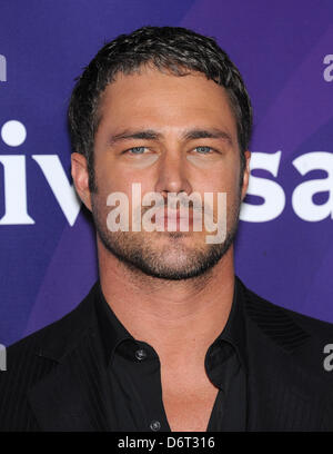 Pasadena, California, Stati Uniti d'America. Il 22 aprile, 2013. Taylor Kinney arriva per la NBC Universal Estate Premere Giorno 2013 presso la struttura The Langham Huntington Hotel & Spa. (Immagine di credito: credito: Lisa O'Connor/ZUMAPRESS.com/Alamy Live News) Foto Stock