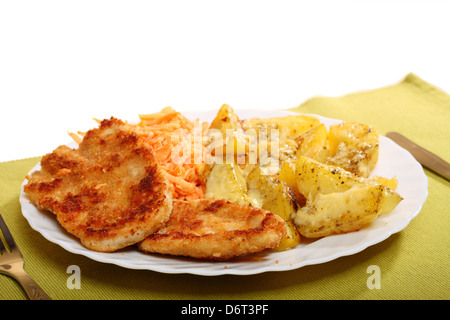 Pollo fritto patate arrosto con formaggio e verdure Insalata di carote su bianco Foto Stock