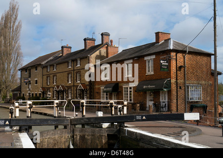 STOKE BRUERNE, NORTHAMPTONSHIRE, Regno Unito - 18 APRILE 2013: The Lock aon The Grand Union Canal con case sul canale Foto Stock