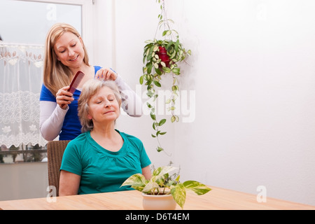 Giovane donna bionda di pettinatura dei capelli seniors Foto Stock