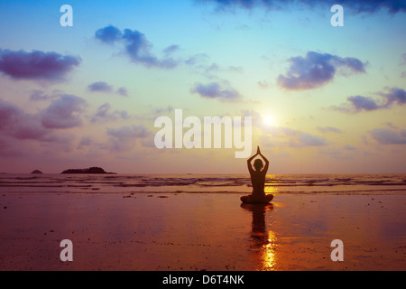 Esercizi di respirazione, silhouette di donna a praticare yoga Foto Stock