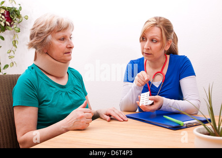 Femmina prescrive il medico del paziente medicazione Foto Stock