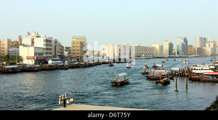 Vista attraverso il Creek verso Deira, Dubai, Emirati Arabi Uniti Foto Stock