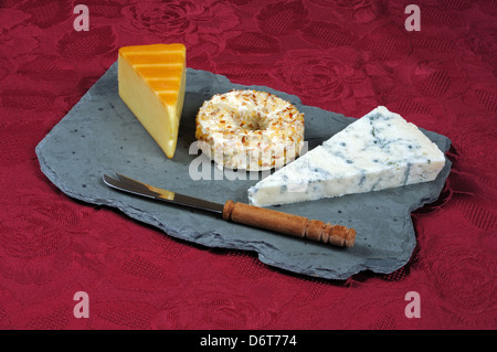 Selezione di formaggi su un Welsh Slate scheda di formaggio. Foto Stock