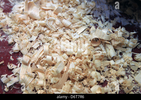 Trucioli di legno su un piano di officina Foto Stock