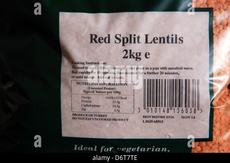 Produrre la marcatura di red split lenticchie indicando il paese di origine, istruzioni di cottura, peso, informazioni nutrizionali e il codice a barre Foto Stock