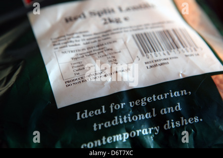 Produrre la marcatura di red split lenticchie indicando il paese di origine, istruzioni di cottura, peso, informazioni nutrizionali e il codice a barre Foto Stock