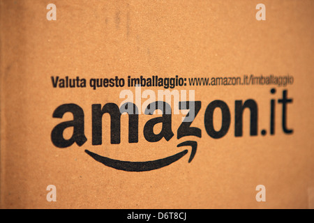 Amazon.it logo sul lato di un amazon scatola di consegna Foto Stock