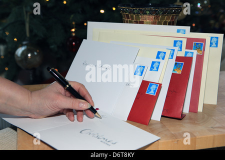 Carte di Natale essendo scritta indirizzata e timbrato pronto per la consegna e la pubblicazione prima di ultima pubblicazione date Foto Stock