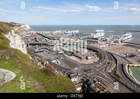 Vista dal castello di Dover, Kent, Inghilterra - Inghilterra del più grande castello - oltre il Dover Harbour e terminali di traghetto Foto Stock