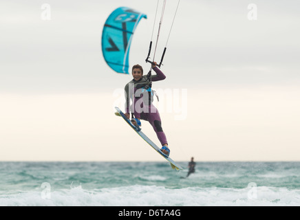 Il kitesurfing. Tarifa, Costa de la Luz, Cadice, Andalusia, Spagna, Europa. Foto Stock