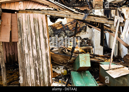 Bruciò down house casa in legno distrutto da un incendio. Foto Stock