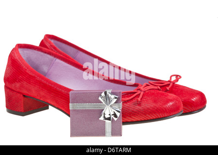 Coppie di donne rosso scarpe con piccola confezione regalo isolato su sfondo bianco Foto Stock