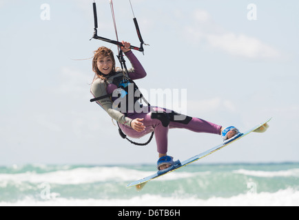 Donna di kitesurf. Tarifa, Costa de la Luz, Cadice, Andalusia, Spagna, Europa. Foto Stock