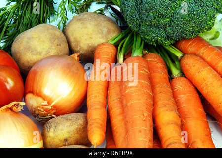 Selezione di verdure fresche compresi cipolla, patata, carota e i broccoli. Foto Stock