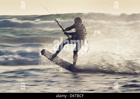 Il kitesurfing. Tarifa, Costa de la Luz, Cadice, Andalusia, Spagna, Europa. Foto Stock