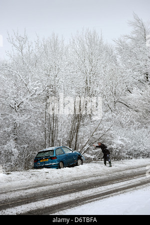 Un crash car che a sinistra la strada in condizioni di neve vicino a Stroud GLOUCESTERSHIRE REGNO UNITO Foto Stock