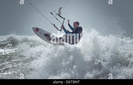 Il kitesurfing. Tarifa, Costa de la Luz, Cadice, Andalusia, Spagna, Europa. Foto Stock