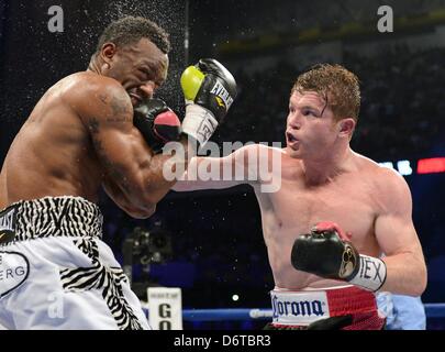 (L-R) trote Austin (USA), Saul Alvarez (MEX), 20 aprile 2013 - Pugilato : Saul Alvarez del Messico hits Austin Trout degli Stati Uniti durante la unified WBC e WBA super welterweight titoli bout al Alamodome a San Antonio, Texas, Stati Uniti. (Foto di Naoki Fukuda/AFLO) Foto Stock