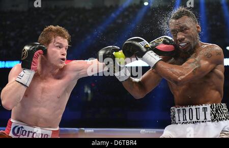 (L-R) Saul Alvarez (MEX), trota di Austin (USA), 20 aprile 2013 - Pugilato : Saul Alvarez del Messico hits Austin Trout degli Stati Uniti durante la unified WBC e WBA super welterweight titoli bout al Alamodome a San Antonio, Texas, Stati Uniti. (Foto di Naoki Fukuda/AFLO) Foto Stock