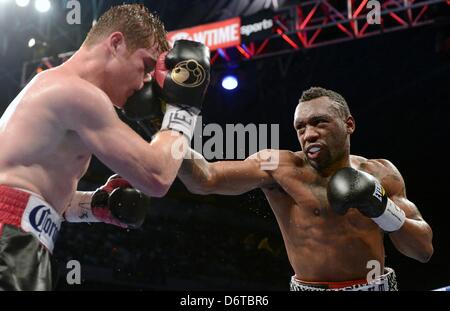 (L-R) Saul Alvarez (MEX), trota di Austin (USA), 20 aprile 2013 - Pugilato : Austin Trout degli Stati Uniti colpisce Saul Alvarez del Messico durante la unified WBC e WBA super welterweight titoli bout al Alamodome a San Antonio, Texas, Stati Uniti. (Foto di Naoki Fukuda/AFLO) Foto Stock