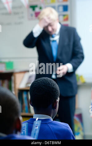 Londra, Regno Unito. 23 Aprile, 2013. Il sindaco di Londra Boris Johnson visite Tidemill Academy di Londra sud dove egli si unisce gli alunni della classe di Bonsai (età 10-11) per una classe speciale di mark St George's Day. Credito: Piero Cruciati/Alamy Live News Foto Stock