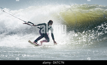 Donna di kitesurf. Tarifa, Costa de la Luz, Cadice, Andalusia, Spagna, Europa. Foto Stock